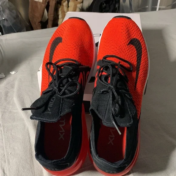 NIKE AIR MAX 270 FLYKNIT SIZE 10 MENS CHILE RED AND BLACK
